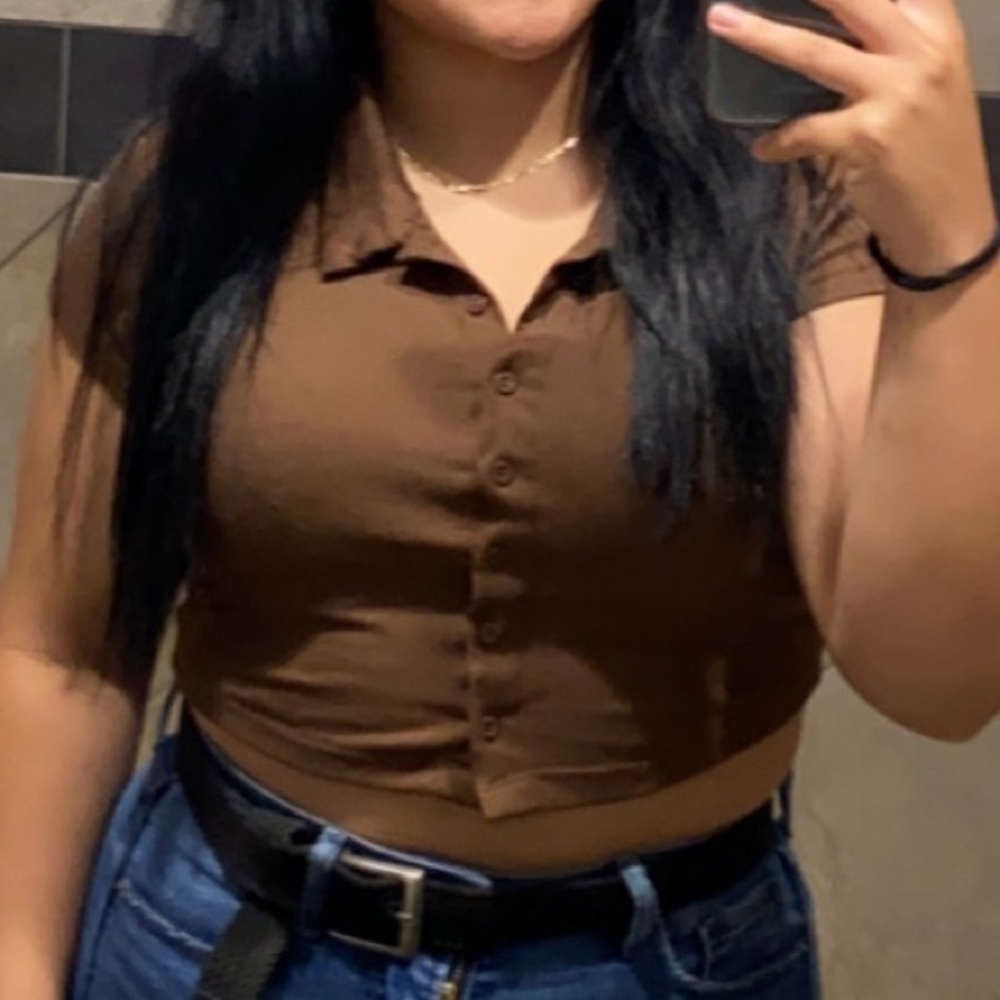 Brown cropped shirt with a collar